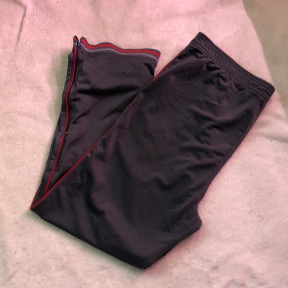 Wilson boy jogging pants in dark gray with details in red. Size XL (18/20) - Picture 2 of 12